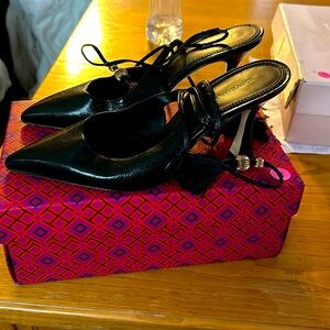 Tory Burch Capri Wrap Pump Fellini Perfet Black sz 8 tassel embellished leather.